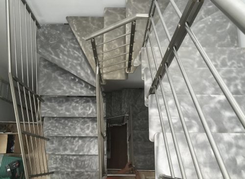 La pose d'un escalier contemporain par Pierre Avenir