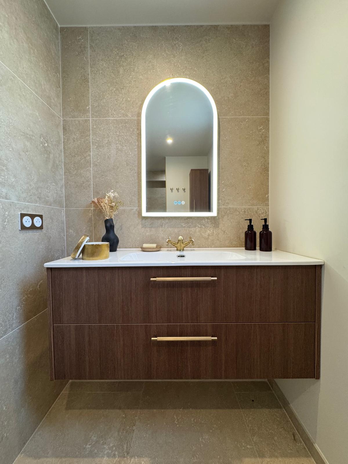 Rénovation d'une salle de bain avec lavabo Pierre Avenir