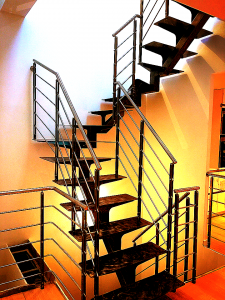 Présentation d'un escalier éclairé par Pierre Avenir